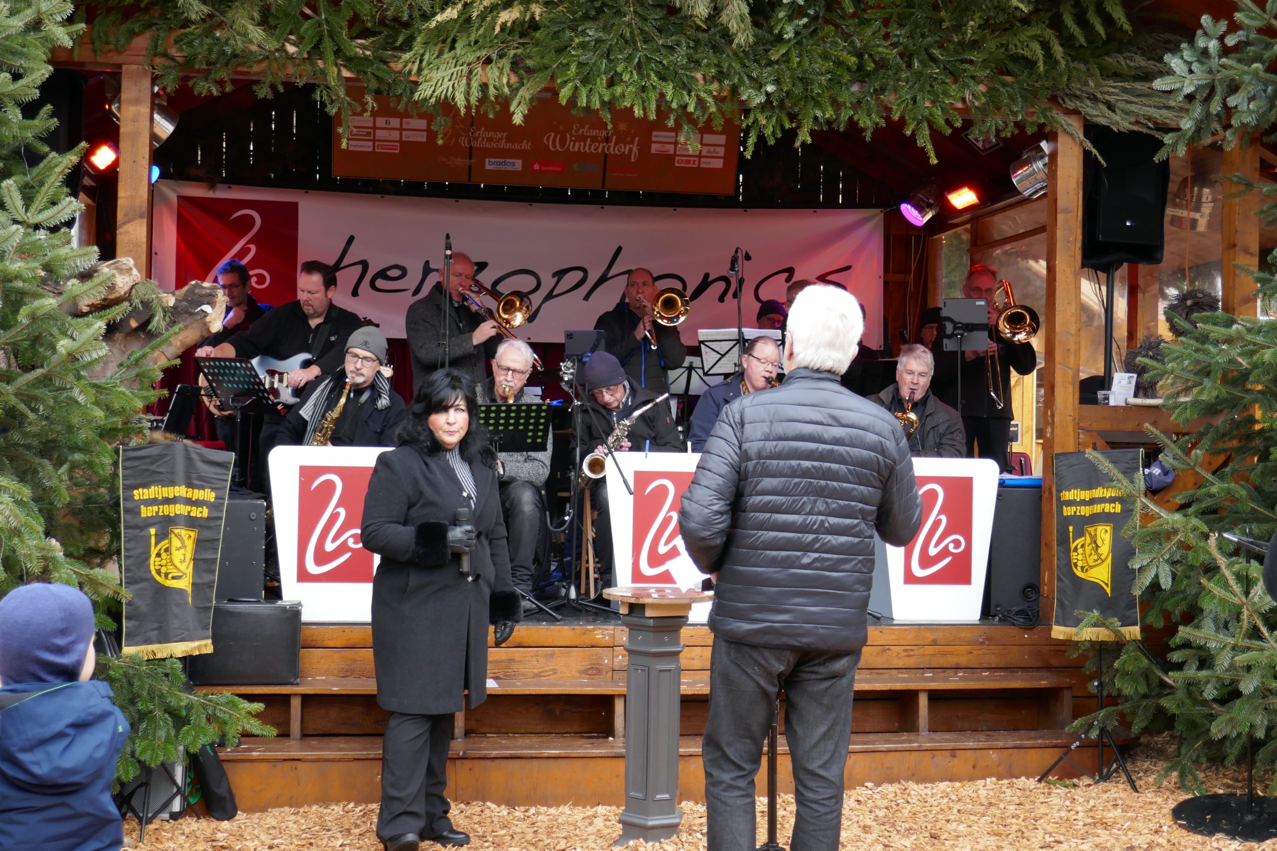 Die herzophonics im Erlanger Winterdorf